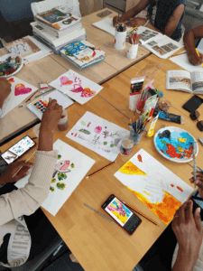 Lire la suite à propos de l’article Les ateliers d’arts plastiques chez Feuille Blanche, Café Noir (Paris 17e)